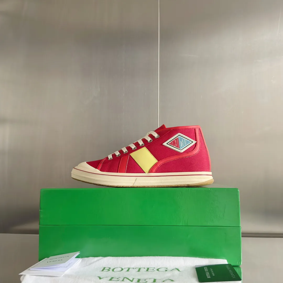 Top version: Couple model 580💰 Bottega Veneta Bottega Veneta BV’s latest Eliot series retro basketball shoes casual sports canvas shoes Bottega Veneta 2025 spring and summer show new shoes Eliot is on the market. Inspired by retro basketball sneakers, the color combination highlights youthful vitality and perfectly interprets the theme of youth and childlike innocence. The details are also very particular. The summer canvas brings excellent durability and comfort. Designs such as calfskin trim, rubber toe caps and hand-painted retro red lines are full of retro feel. The round toe and convex sole add a modern feel. Exquisite packaging at the delivery counter🛍📦 ▪️Fabrics: Original customized high-density canvas + cowhide ▪️Inner lining: Original customized breathable canvas ▪️Sole: Original open-molded anti-slip TPU material ▪️Sole thickness: 3CM ▪️Size: Women’s 35-41 / [Men’s 39-45 pre-sale]